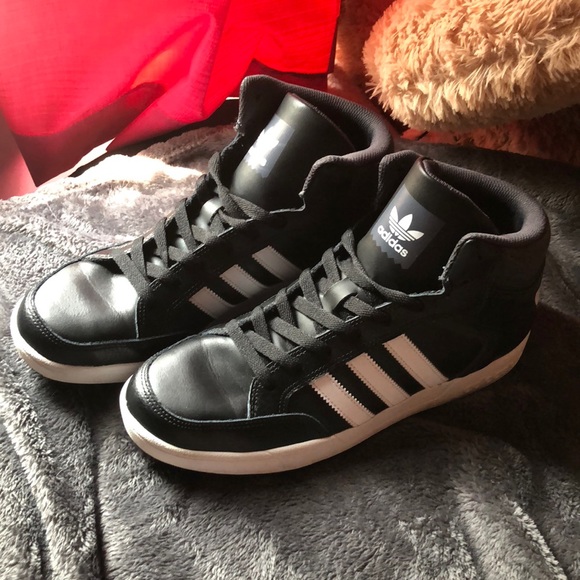 adidas sneakers varial mid